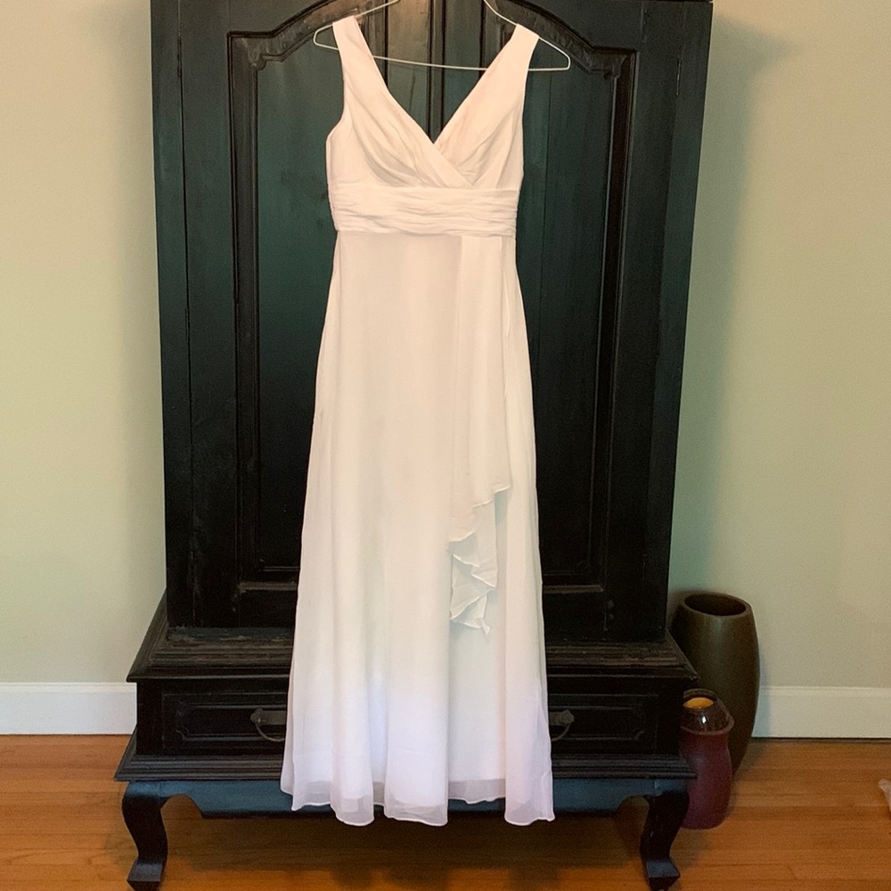 Women’s simple & elegant wedding or formal gown. Ruched, V neck bodice. Size 4.